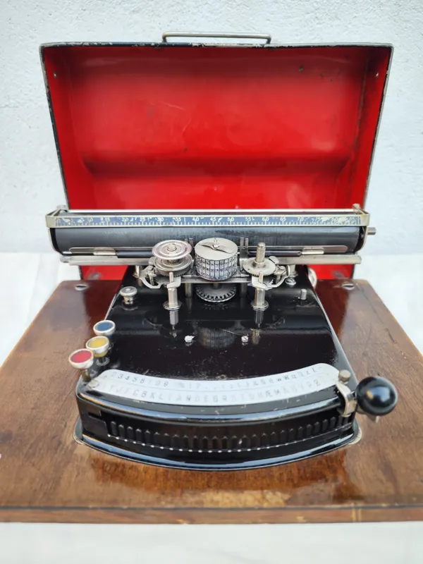 دستگاه تایپ آنتیک آلمانی کلکسیونی سایز کوچیک