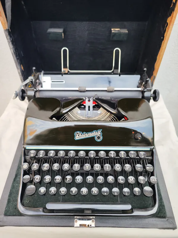 ماشین تایپ آلمانی در حد نو