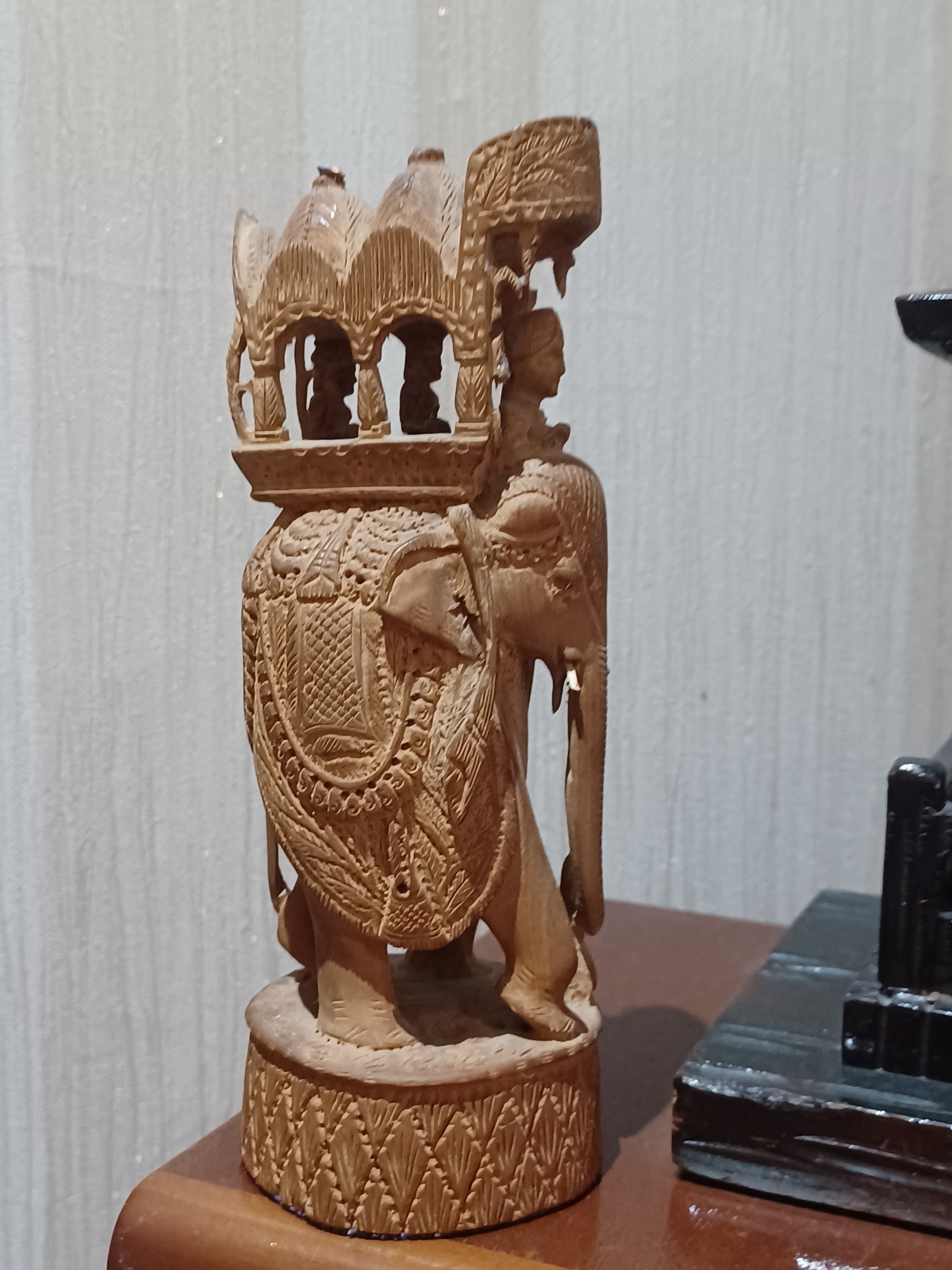 مجسمه چوبی منبت کاری دست ساز آنتیک