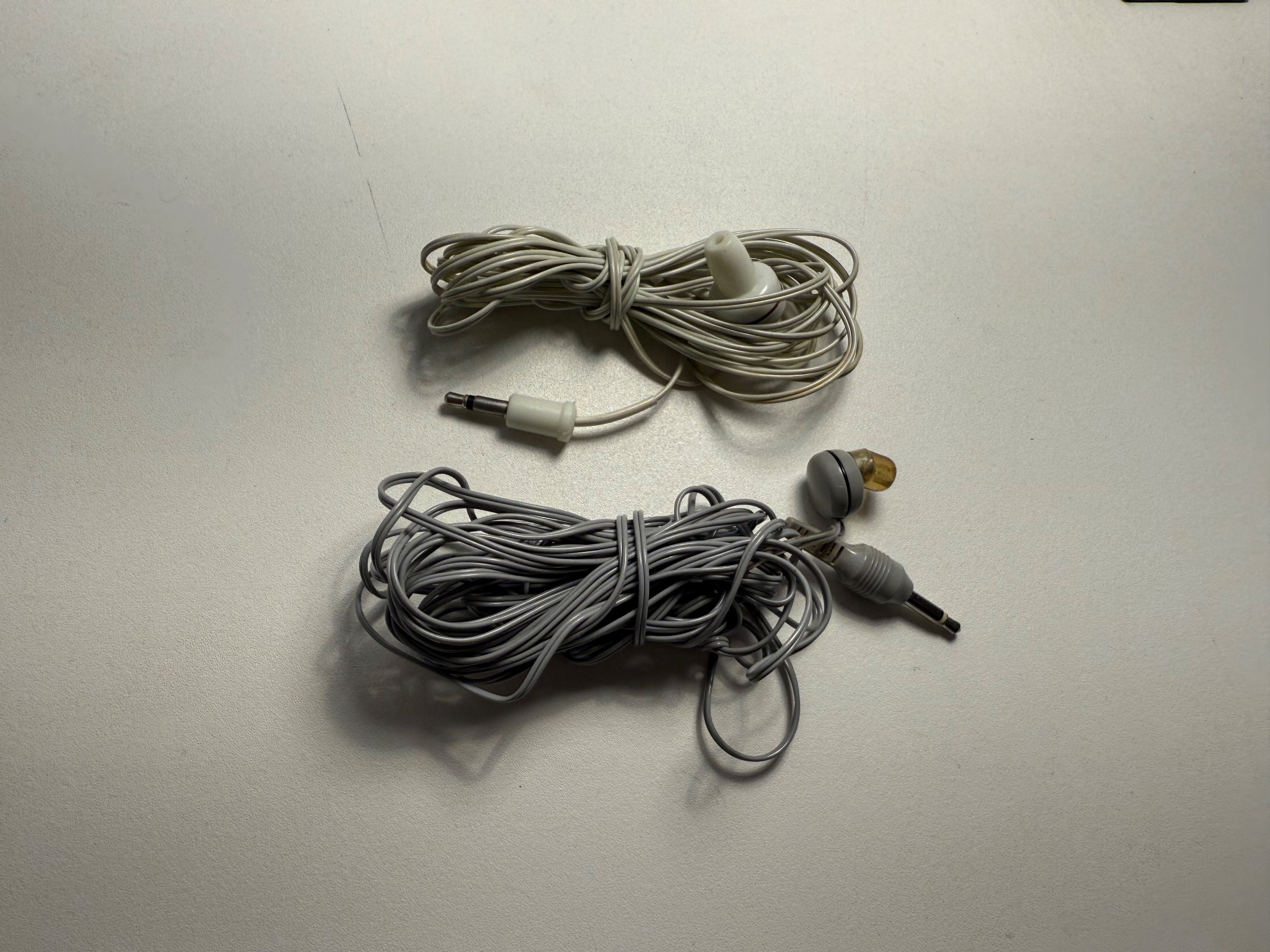 دو عدد هندزفری قدیمی تک گوش