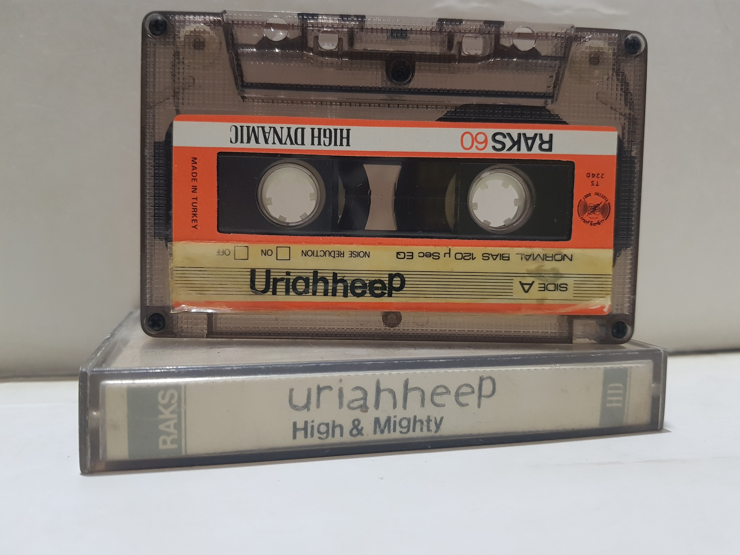 نوارکاست خارجی(Uriahheep HighMighty)توضیح دارد
