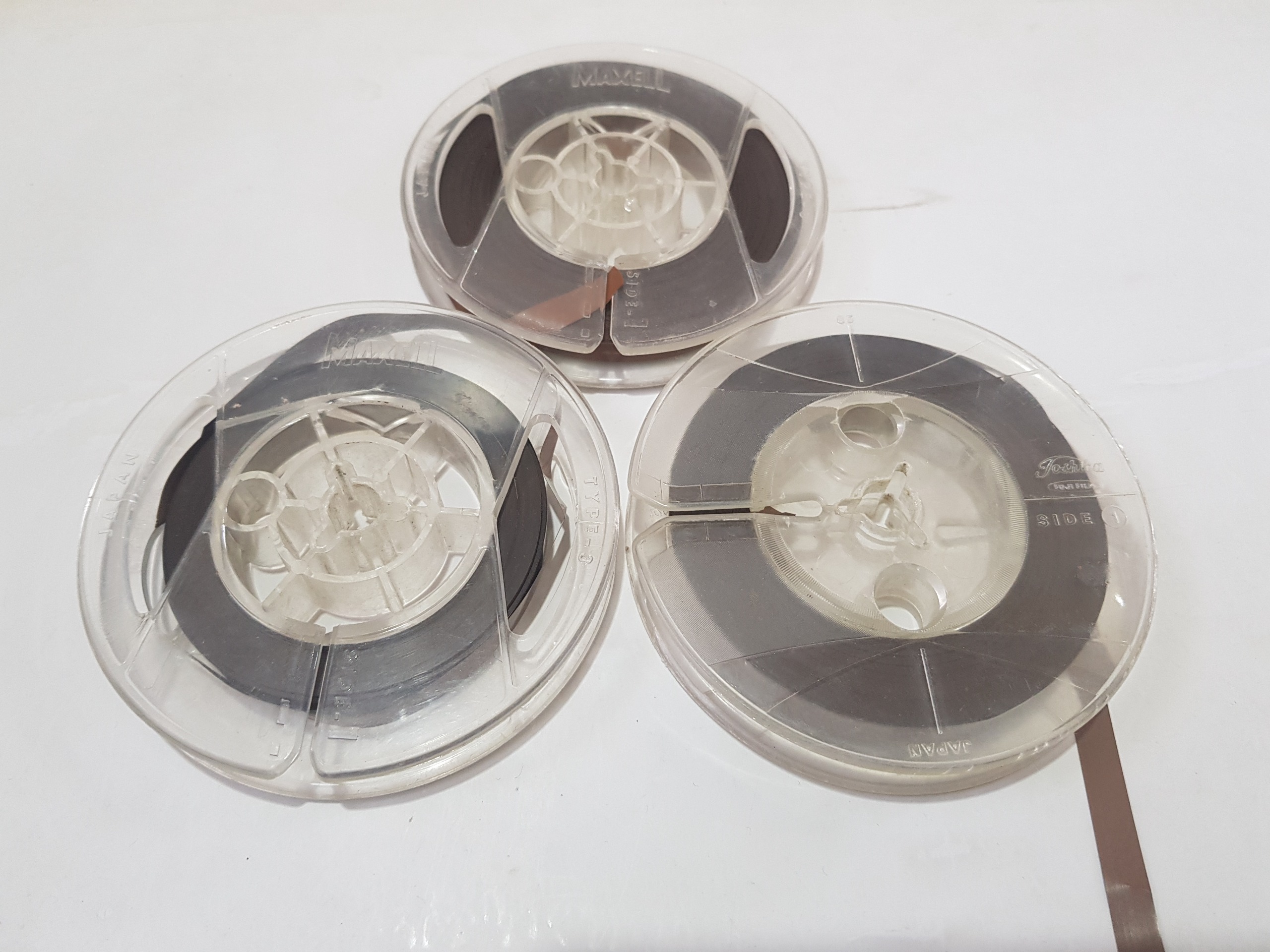 نوارریل مکسل و توشیبا فوجی فیلم توضیح دارد