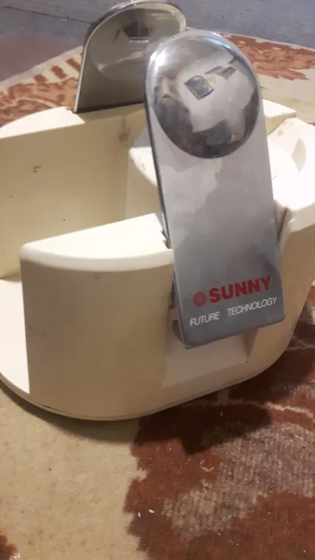 بدنه و موتور آب میوه گیری SUNNY توضیح دارد