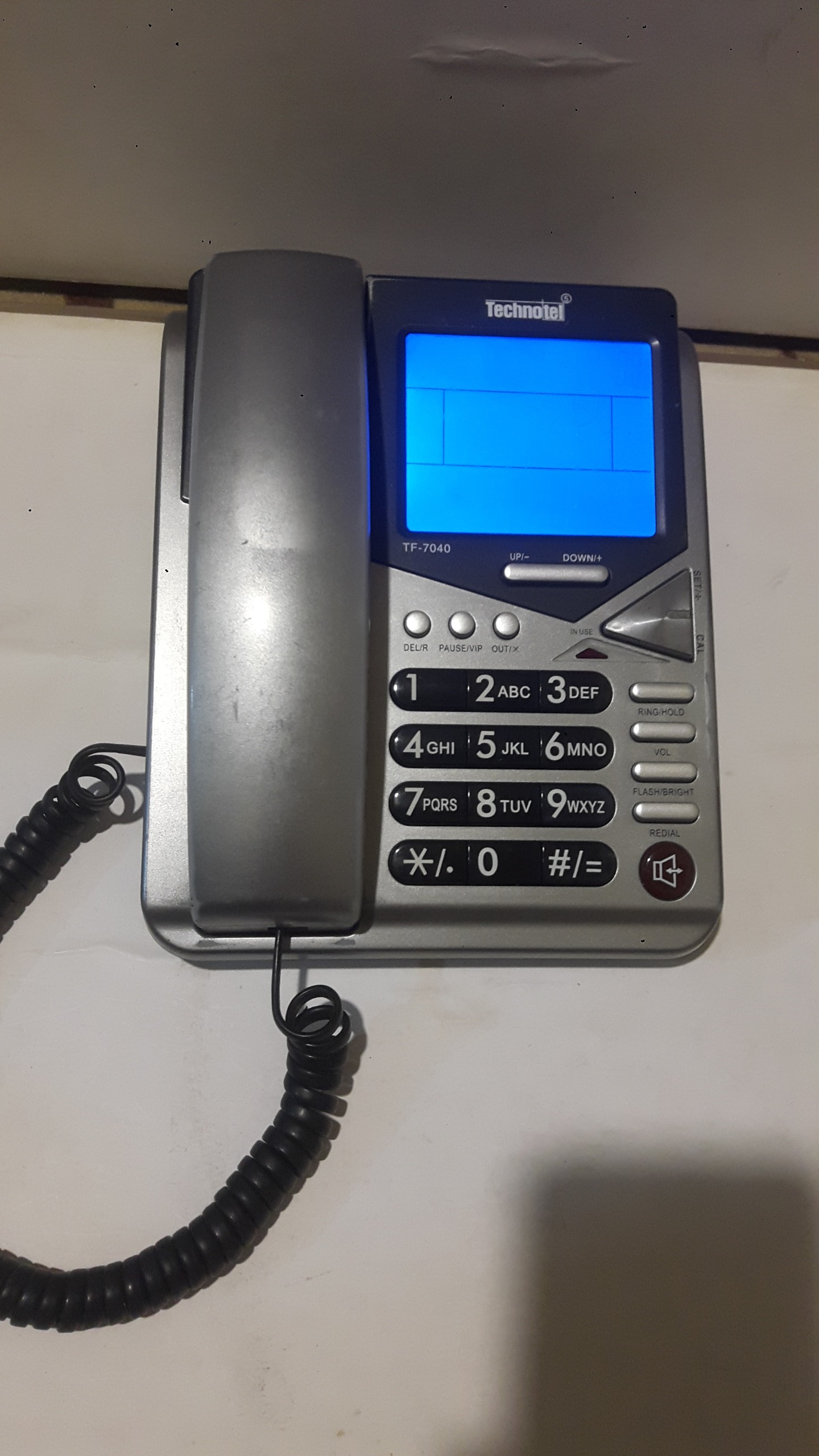 تلفن Technotel مدل TF_7040 صفحه رنگی توضیح دارد