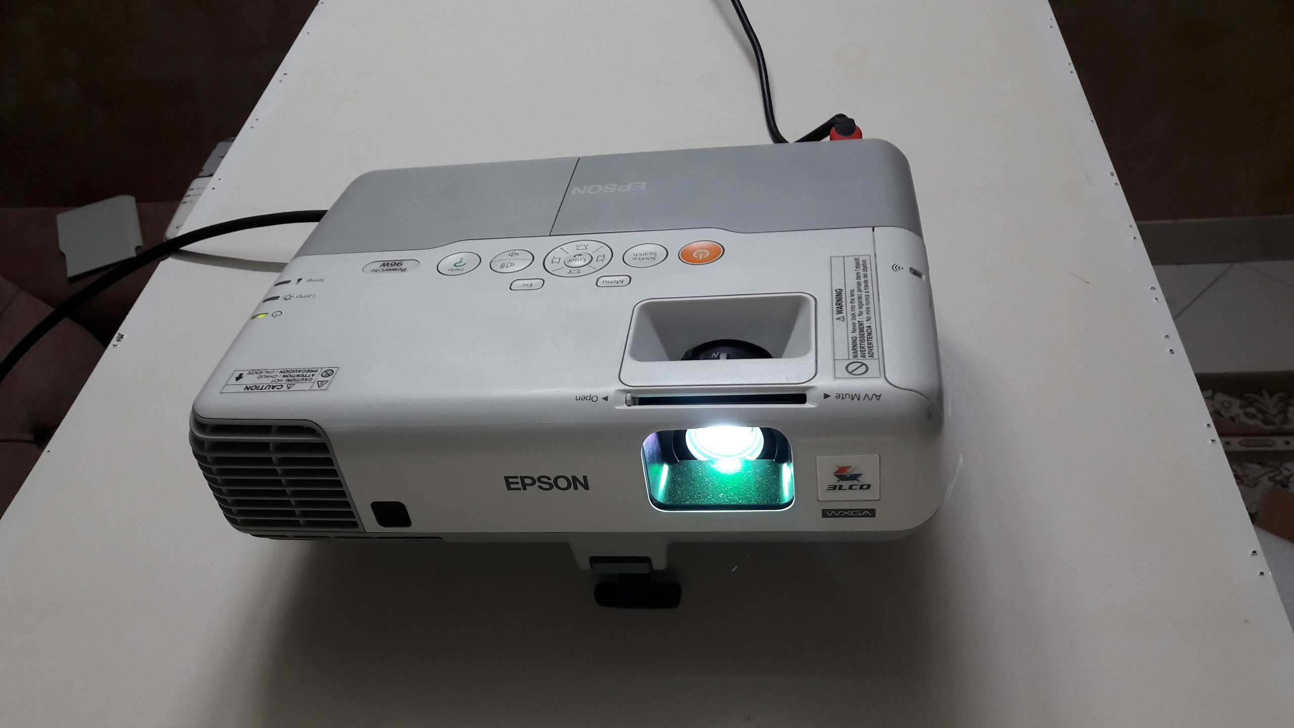 ویدئو پروژکتور فول پورت اپسون نیاز به لامپ