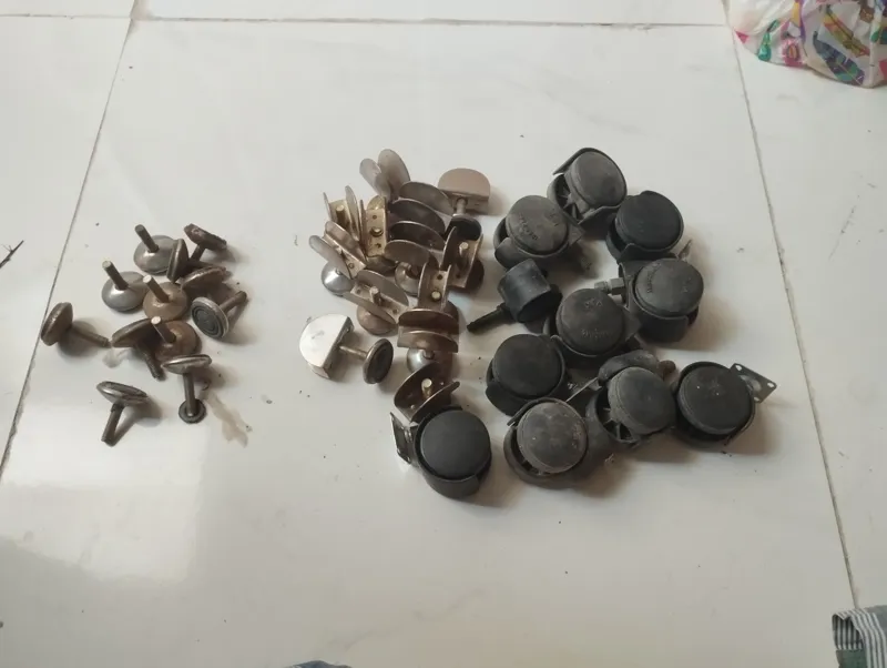 تعدادی چرخ و پایه صندلی و کمد