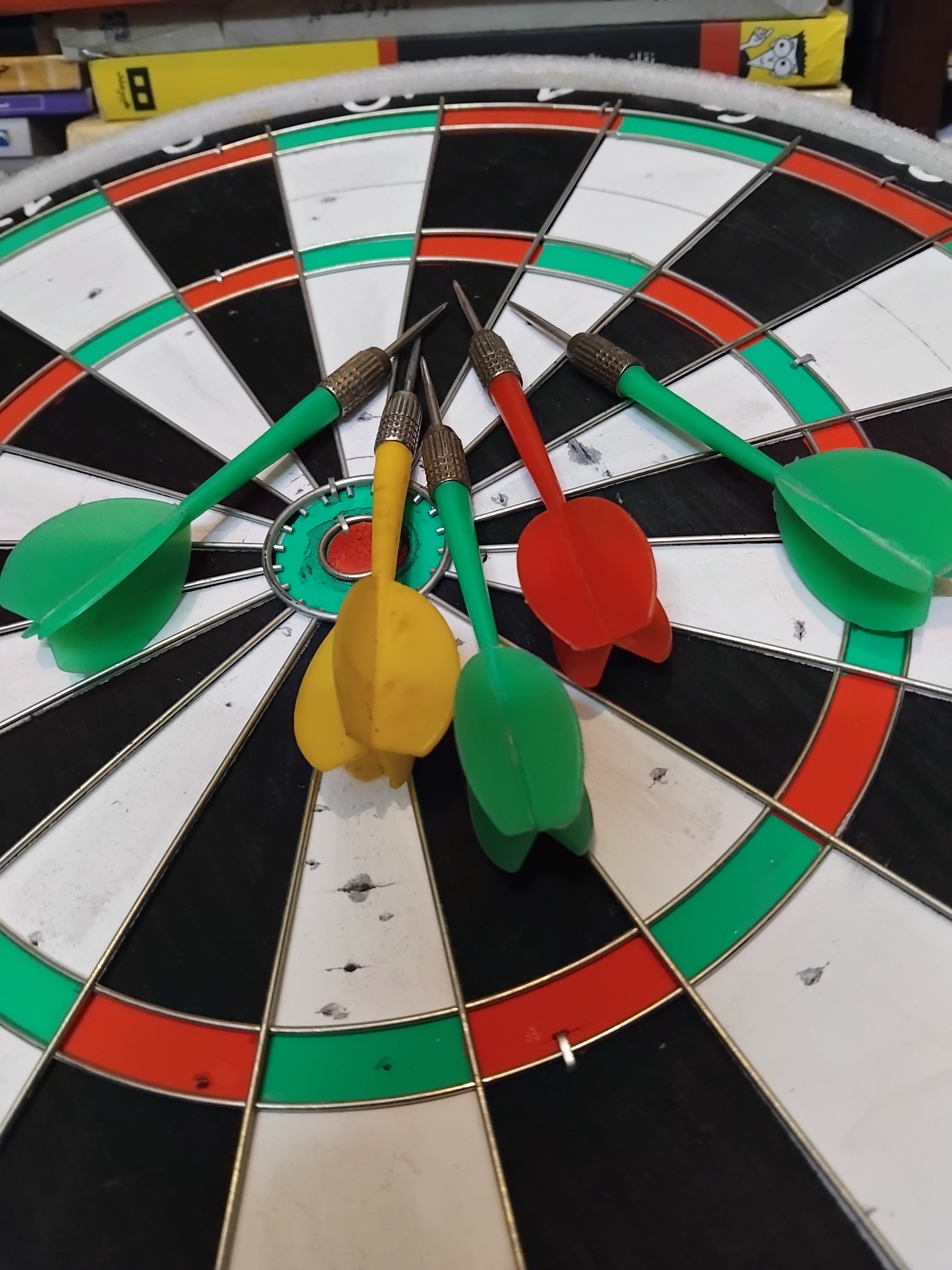 صفحه دارت و 5 عدد دارت/ ورزش و تفریح