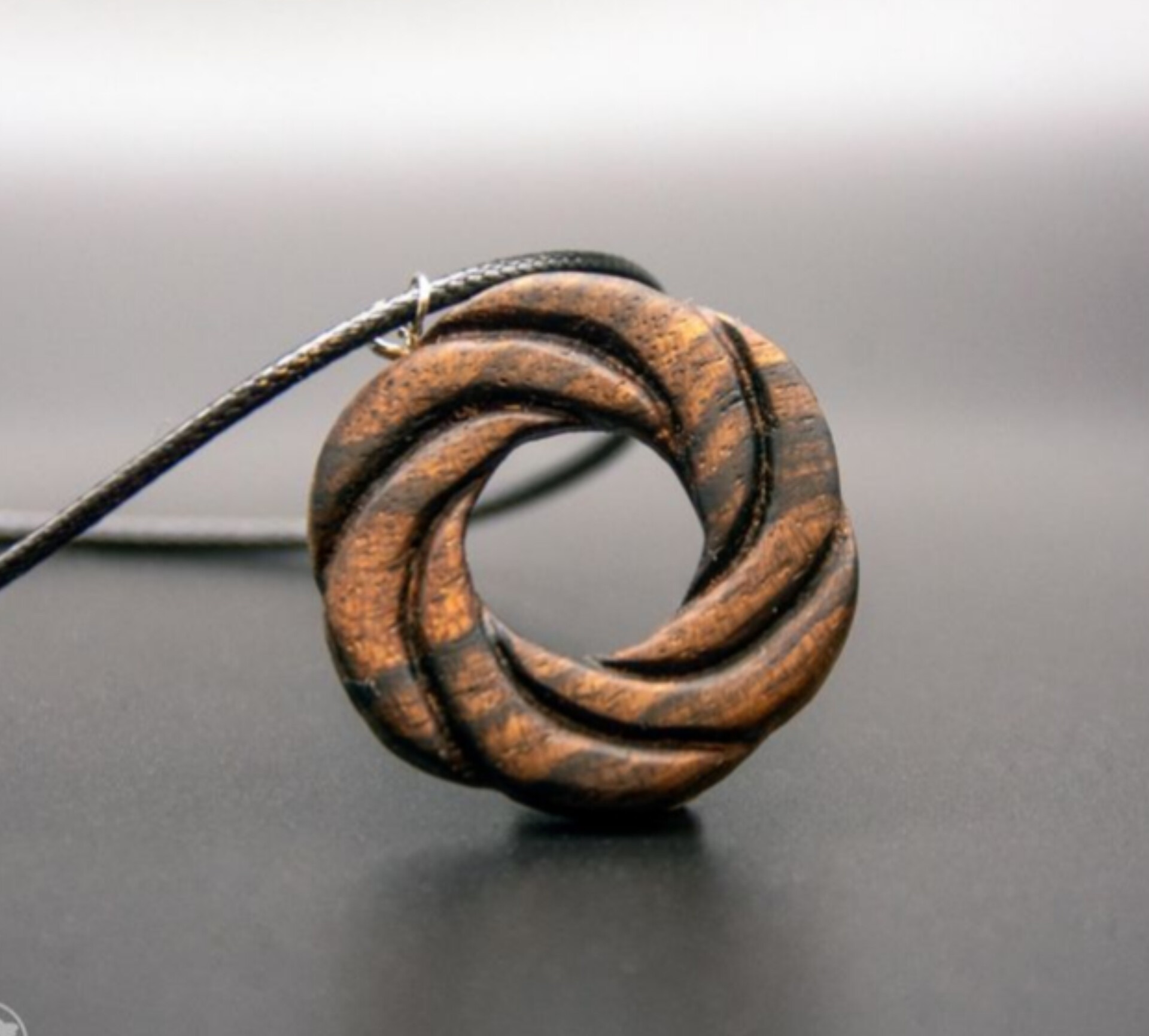 گردنبند چوبی  حلقه طرح دار با چوب اقاقیا