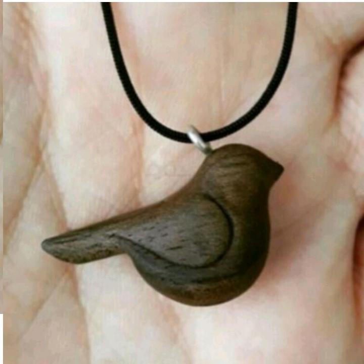 گردنبند چوبی پرنده با چوب گردو تیره