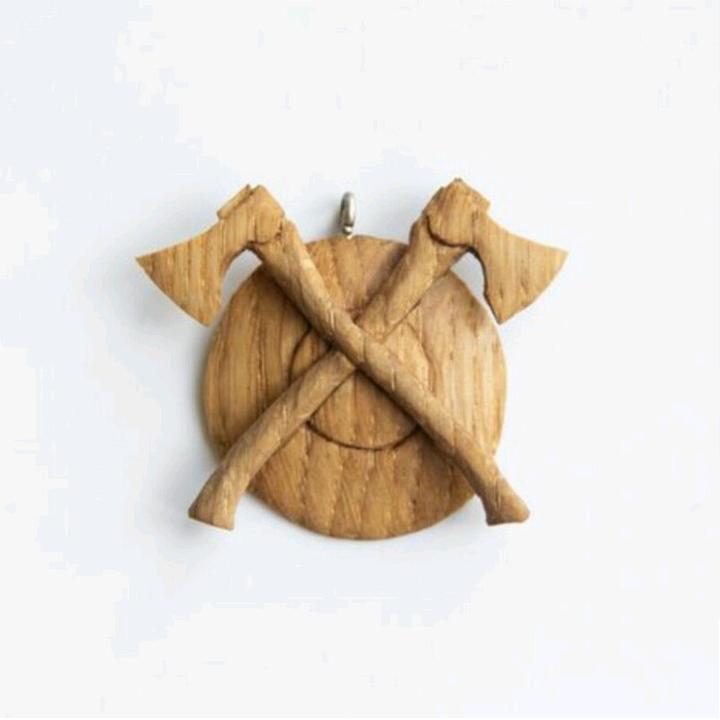 گردنبند چوبی زره و تبر  وایکینگ با چوب اقاقیا