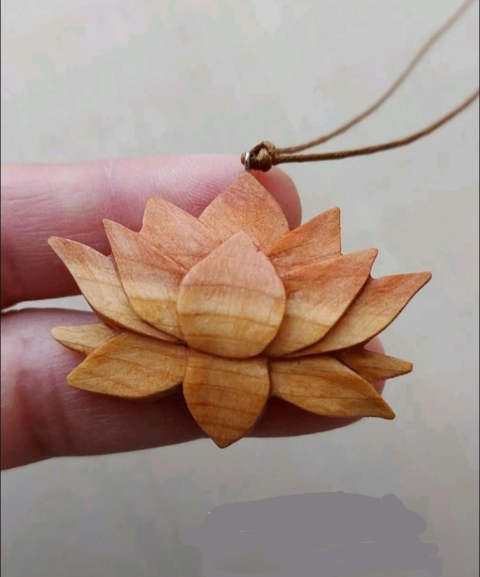 گردنبند چوبی لوتوس با چوب زبان گنجشک