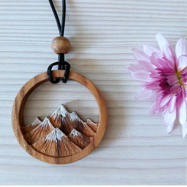 گردنبند چوبی کوهستان زمستان با چوب اقاقیا