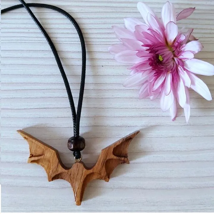 گردنبند چوبی دست ساز خفاش با چوب اقاقیا