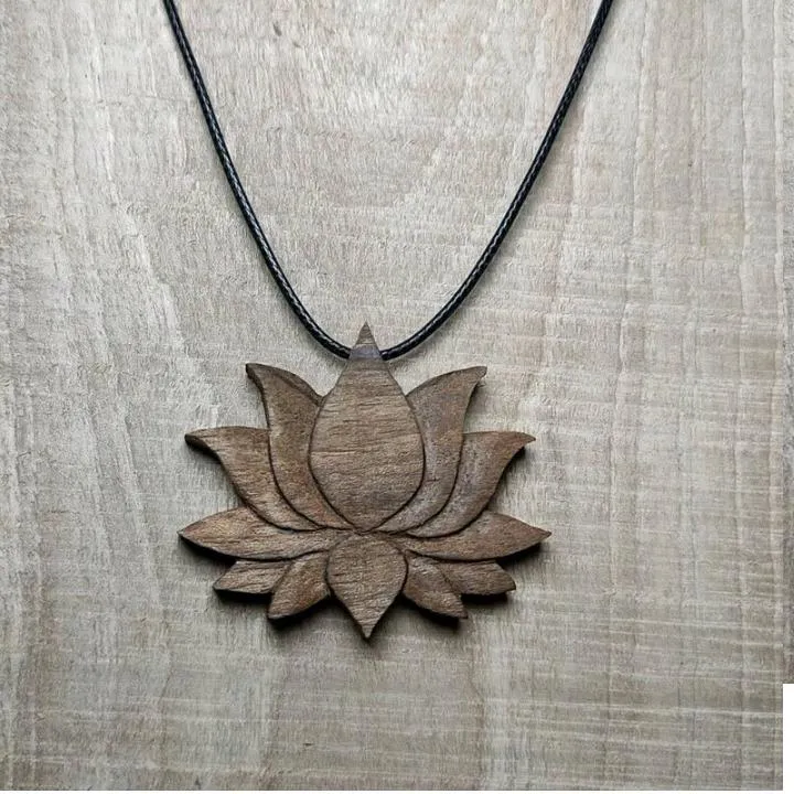 گردنبند چوبی نیلوفر با چوب گردو تیره