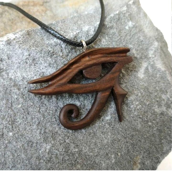 گردنبند چوبی چشم هوروس نماد مصر باستان