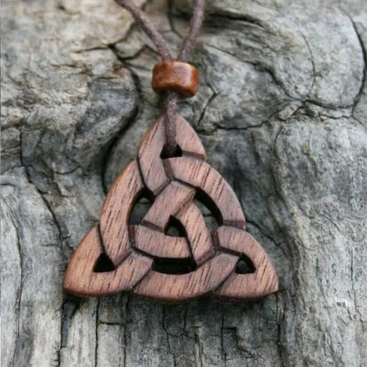 گردنبند چوبی نماد باستانی گره سلتی چوب گردو