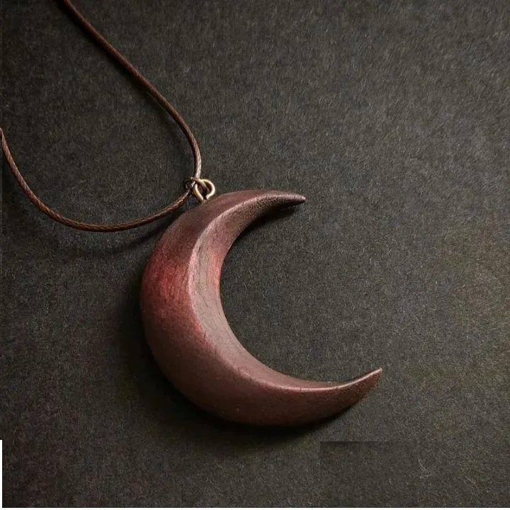 گردنبند چوبی ماه با چوب گردو