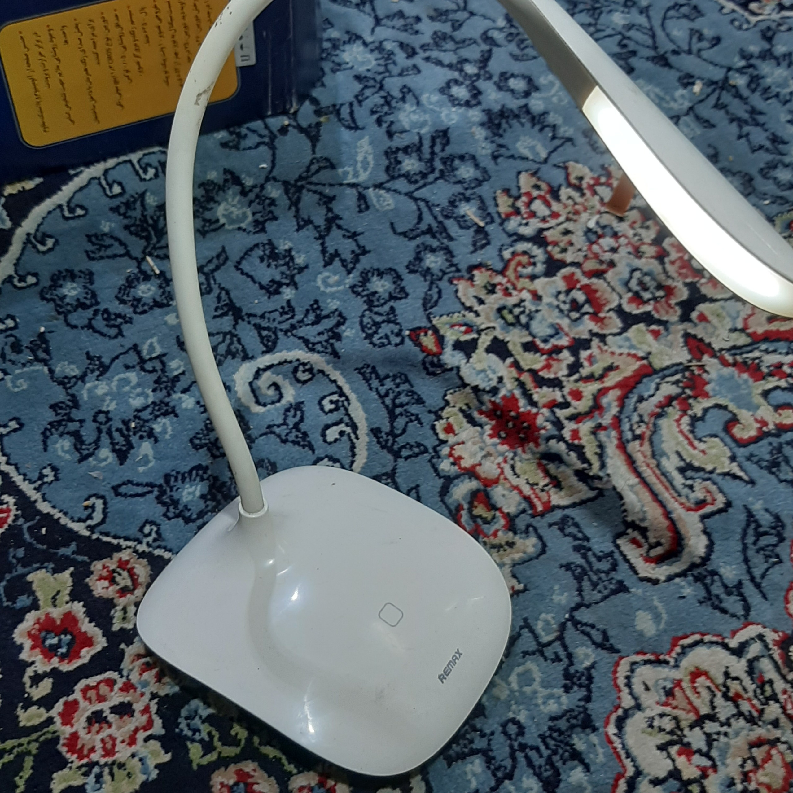 چراغ شارژی و مطالعه
