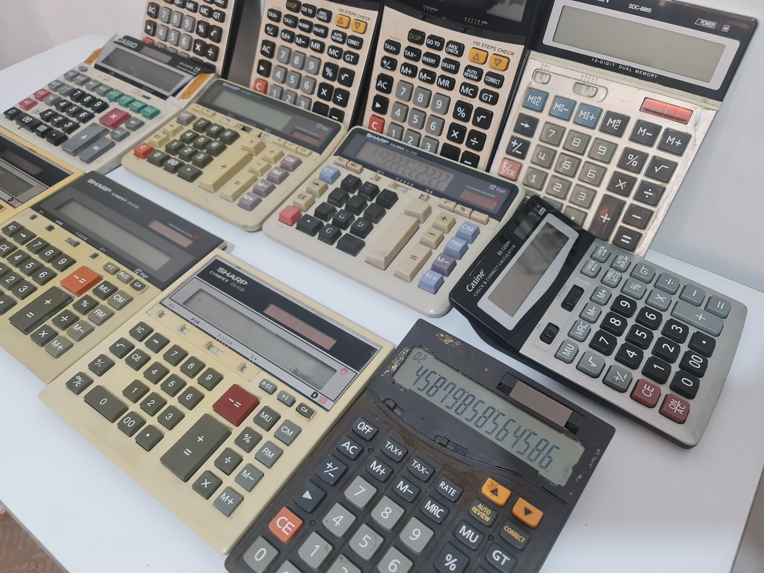 تعدادی ماشین حساب معیوب