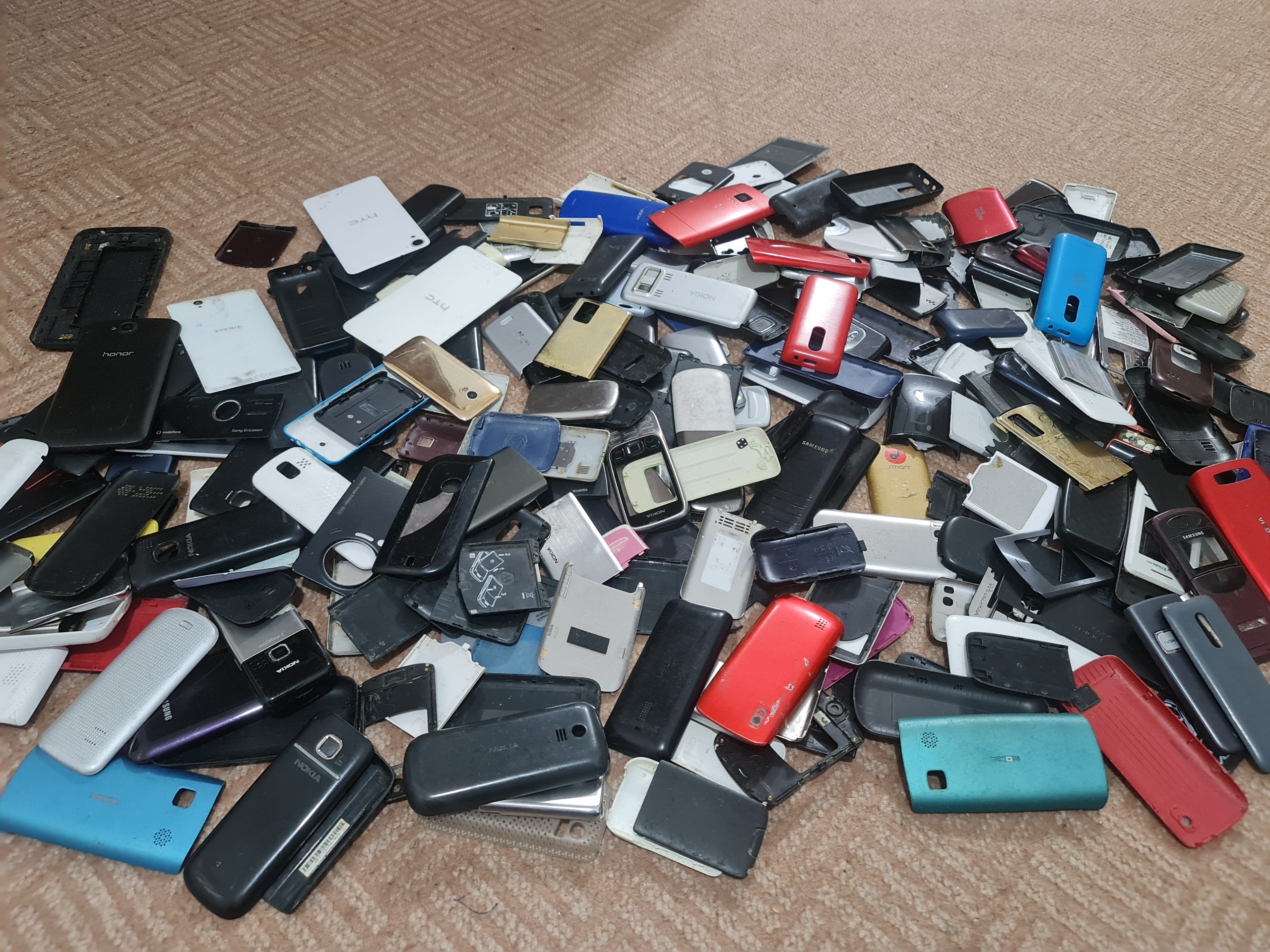 تعدادی درب و قاب موبایل