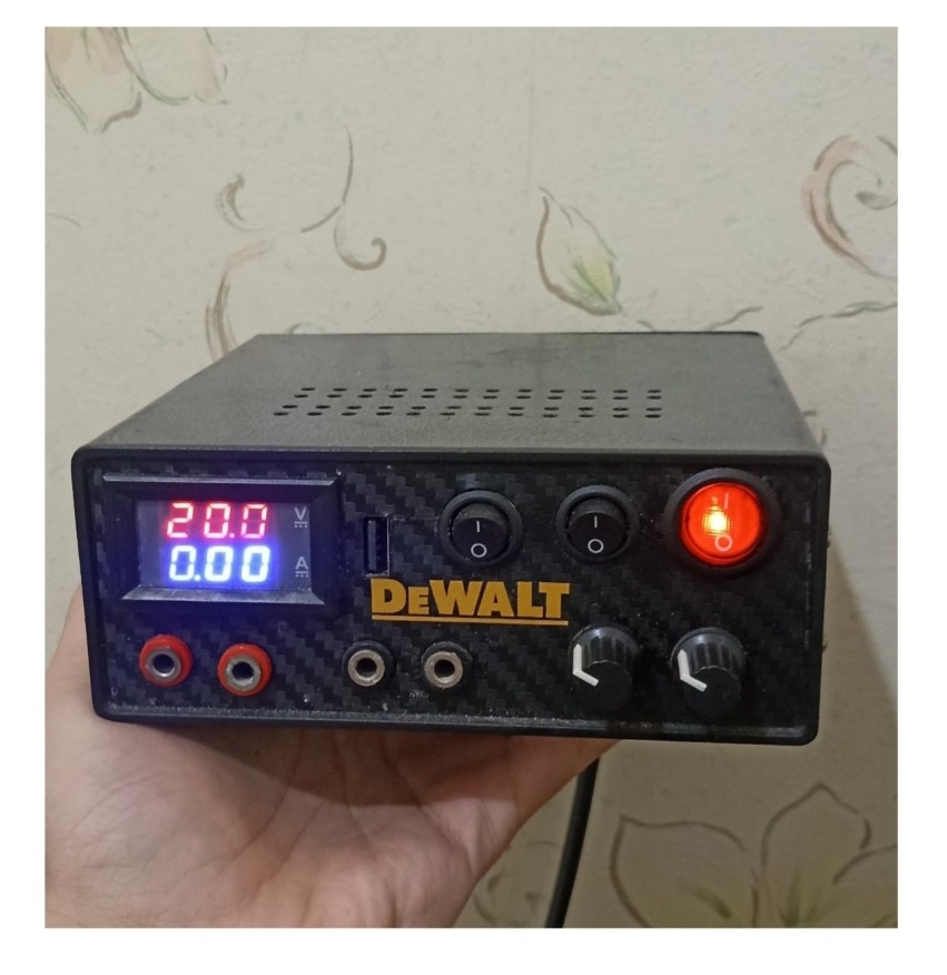 منبع تغذیه رومیزی