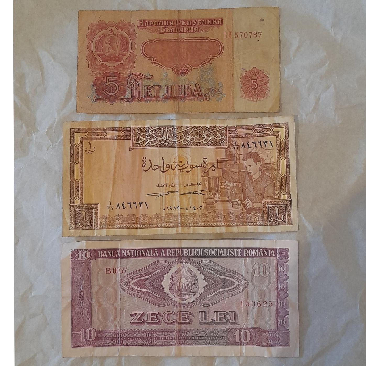 سه عدد اسکناس خارجی