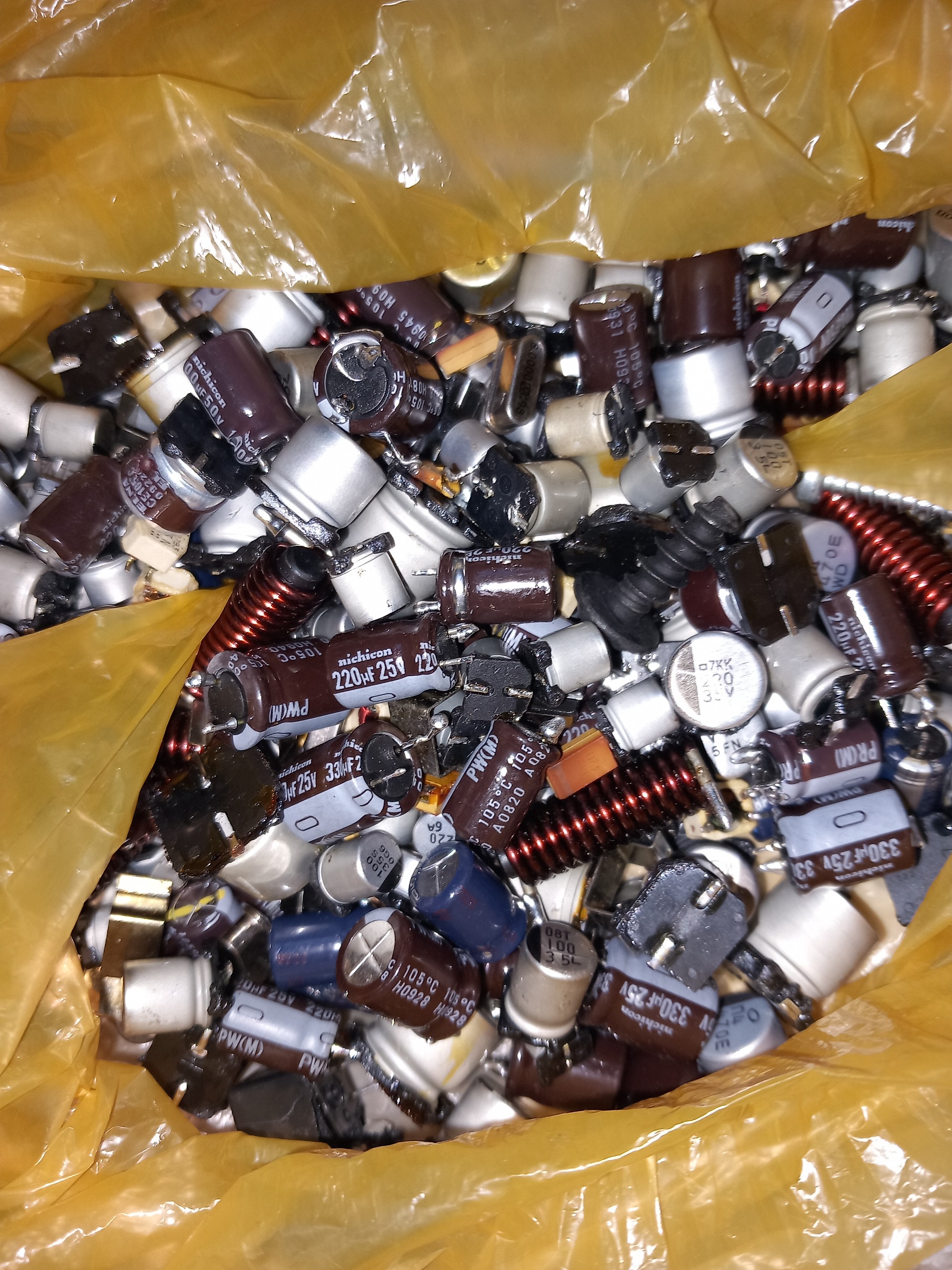 فروش 400 گرم آی سی مربعی و 200 گرم خازن