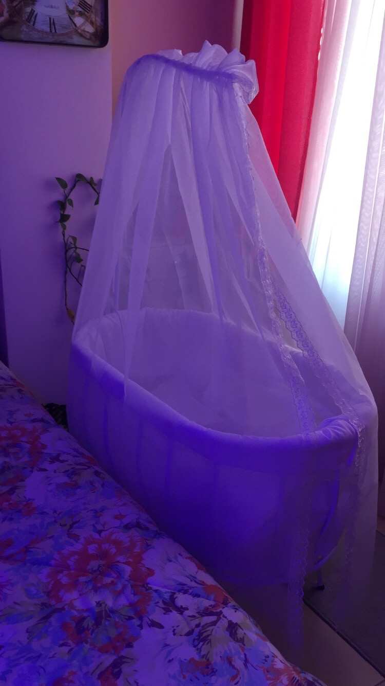 تخت کنار مادر گهواره ایی
