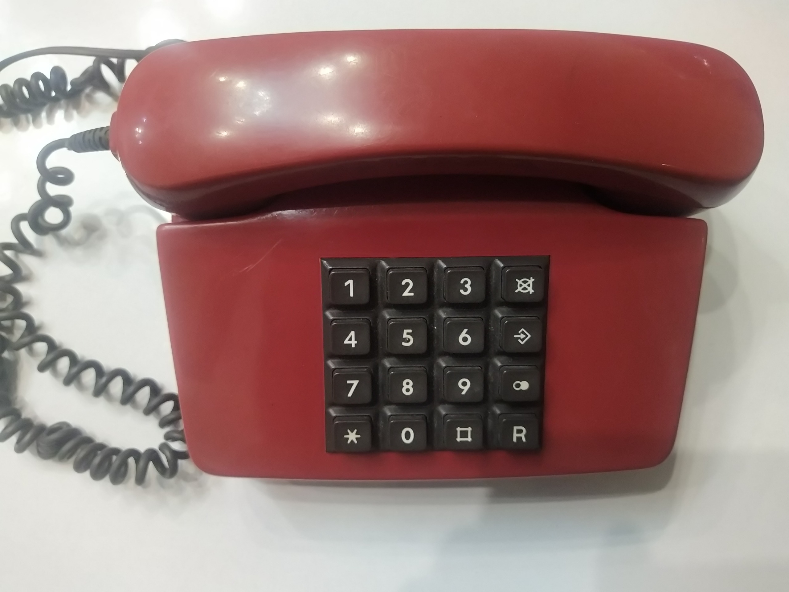 تلفن رومیزی قدیمی رنگ زرشکی