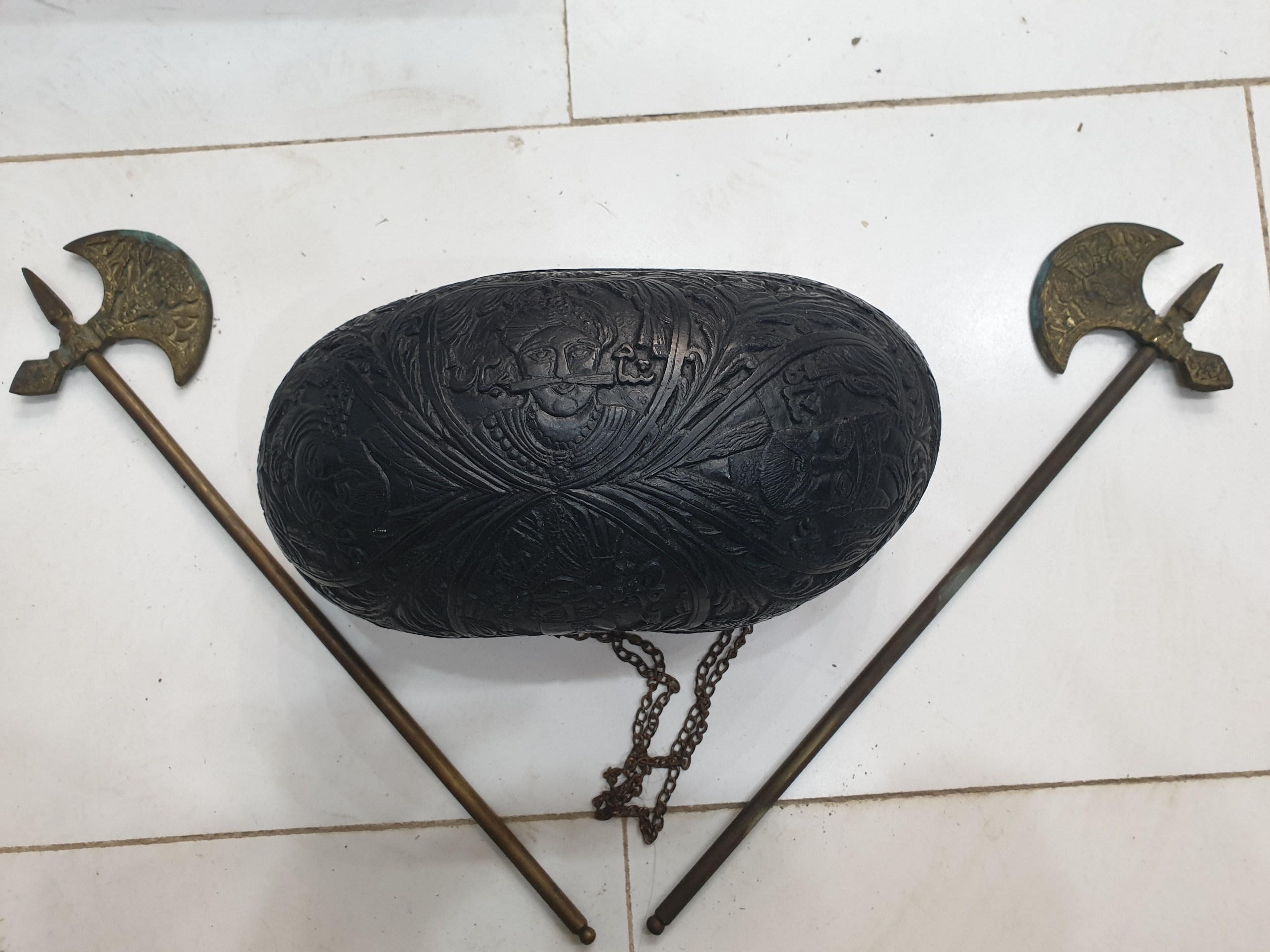 کشکول بهمراه جفت تبر زین قدیمی