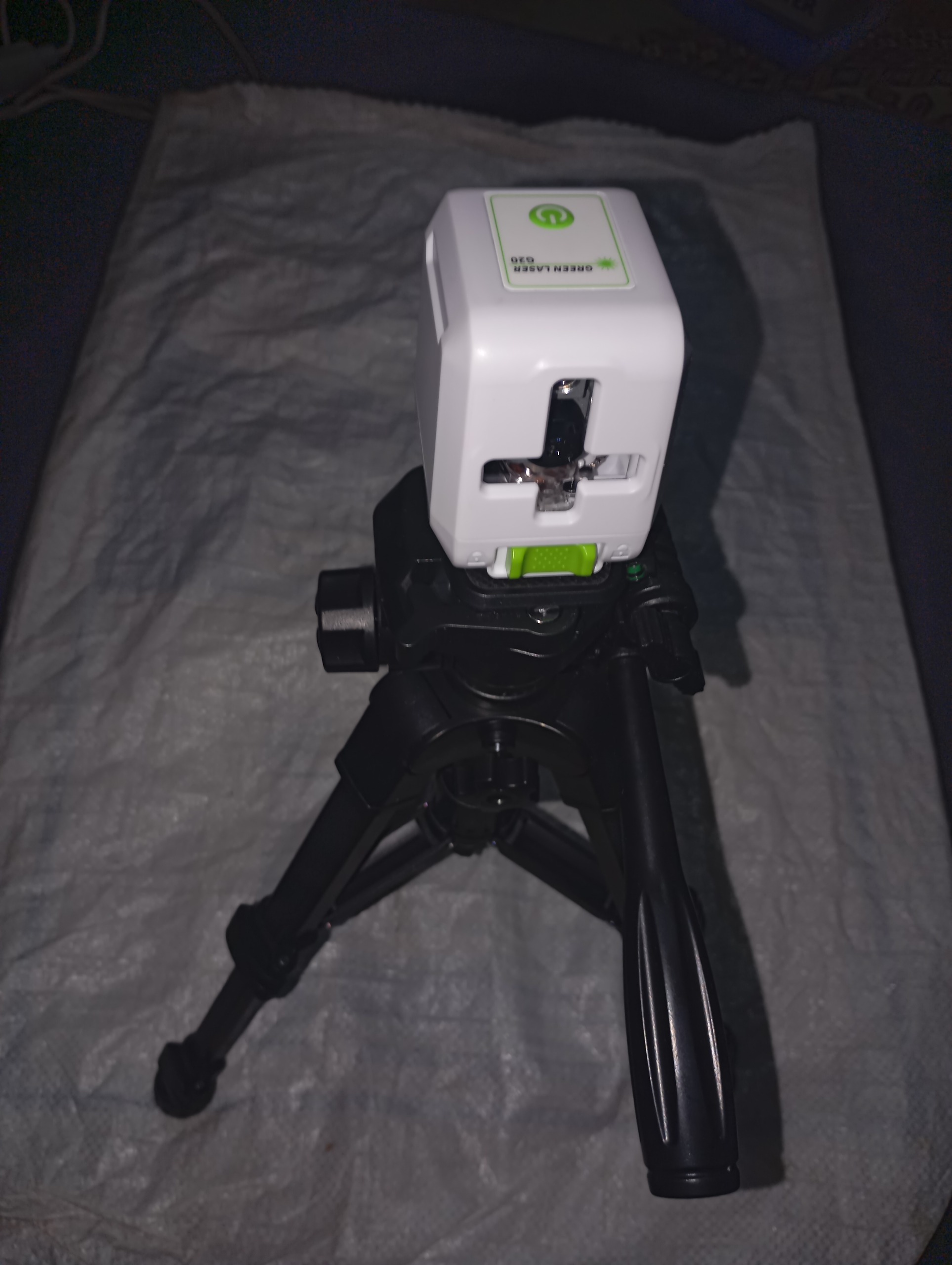 تراز لیزری با سه پایه