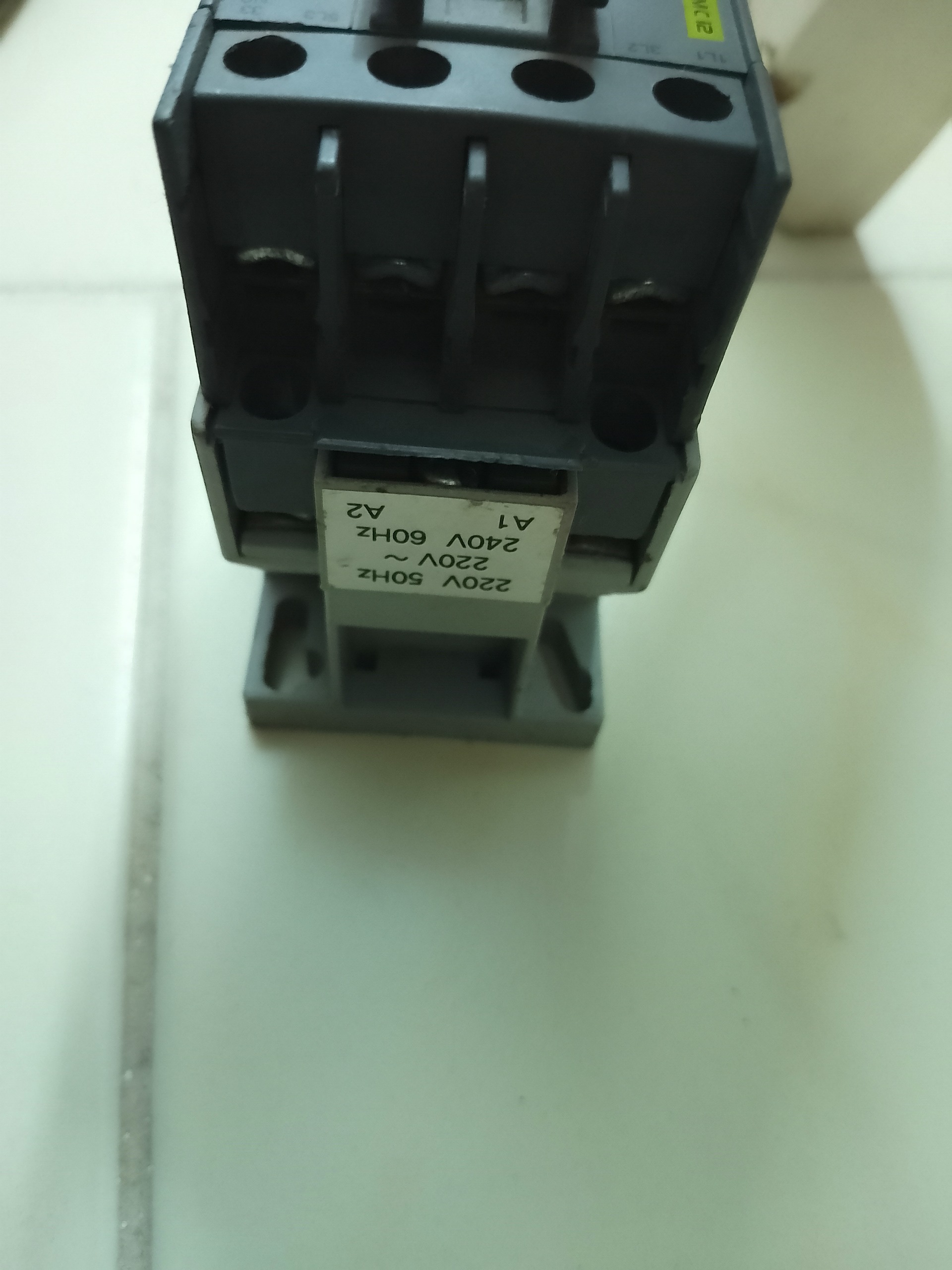 کنتاکتور 12 آمپر کره