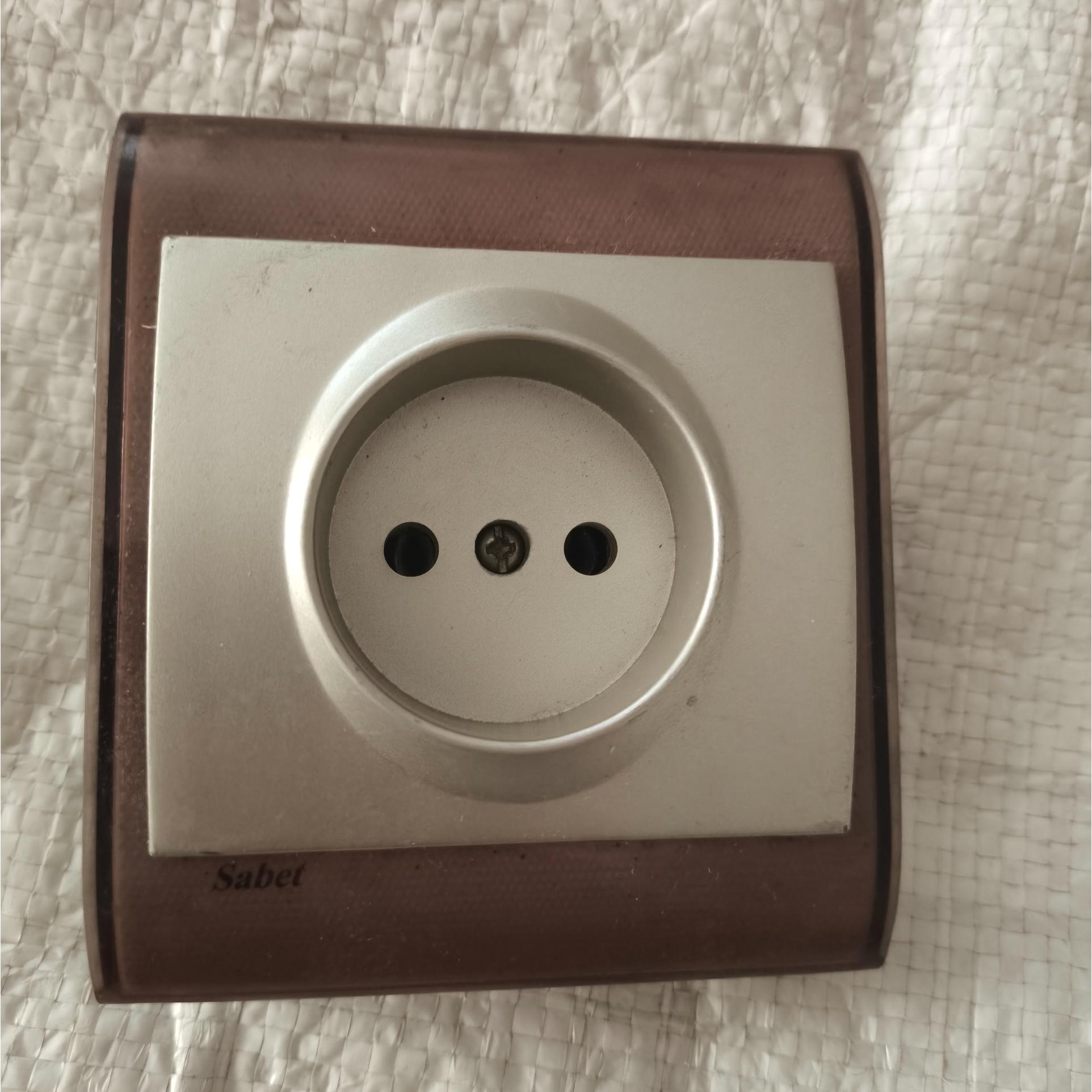 پریز برق دیواری