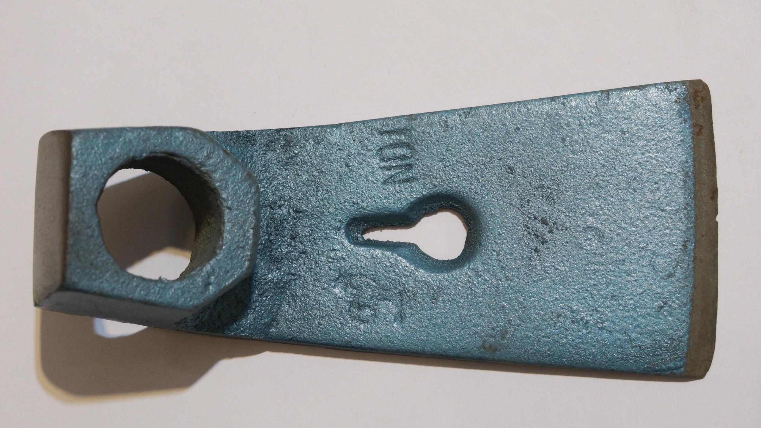 تیشه قدیمی آکبند (خروش نشان)