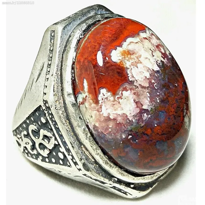 انگشتر غول پیکر شجر با منظره درختان سرخ