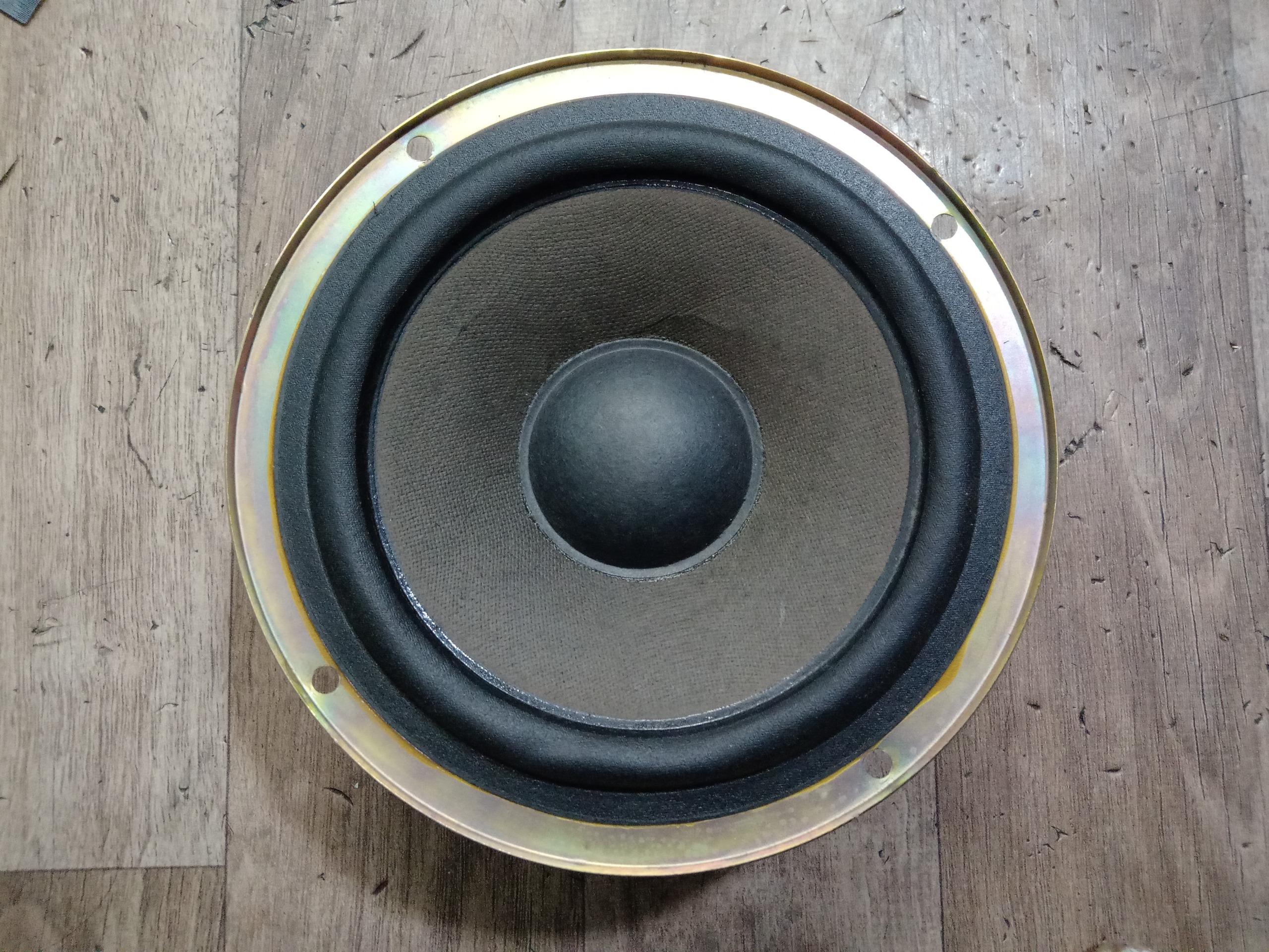 یک عدد بلندگو 40 وات جی وی سی