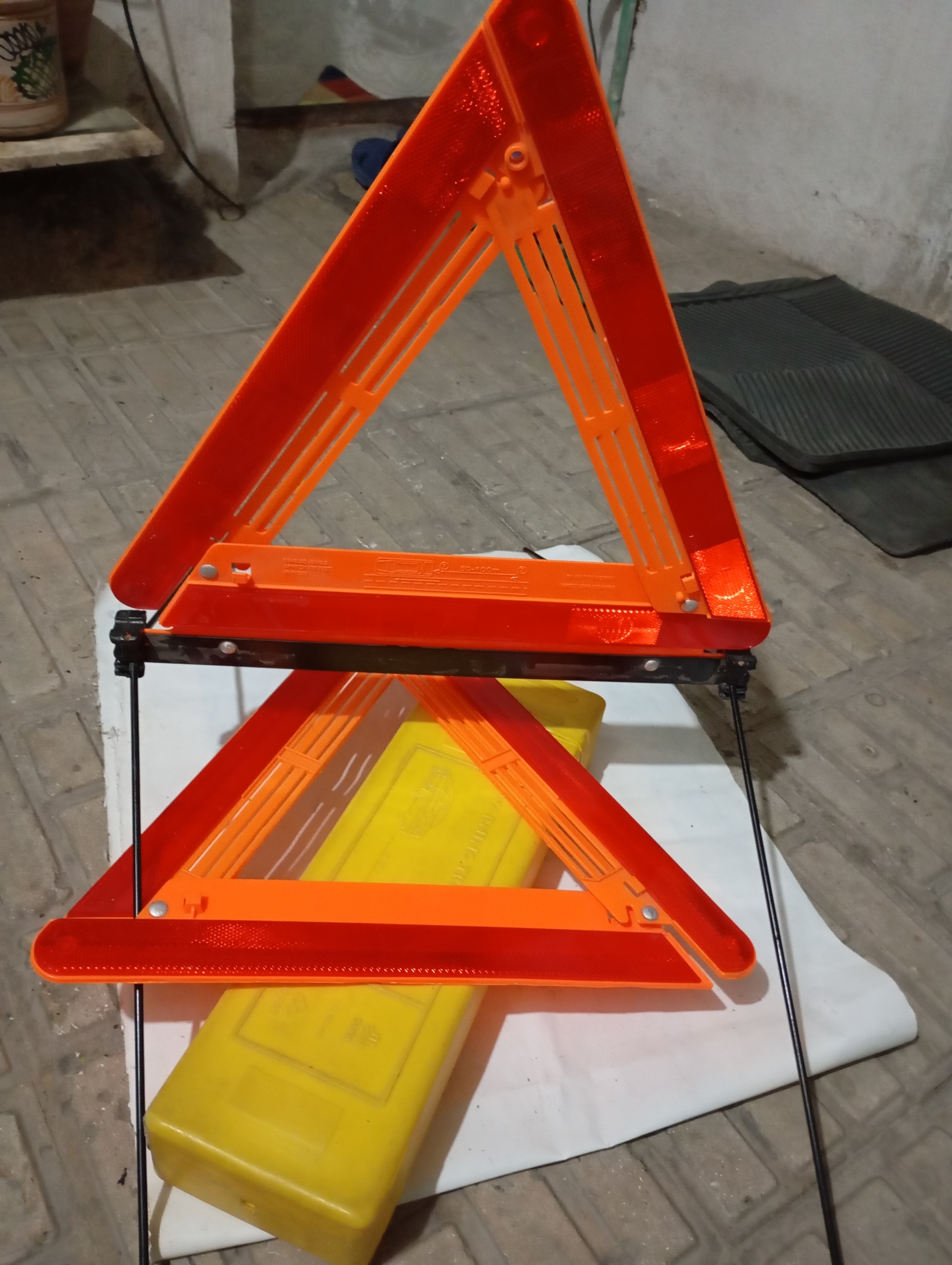 شبرنگ مثلثی خودرو