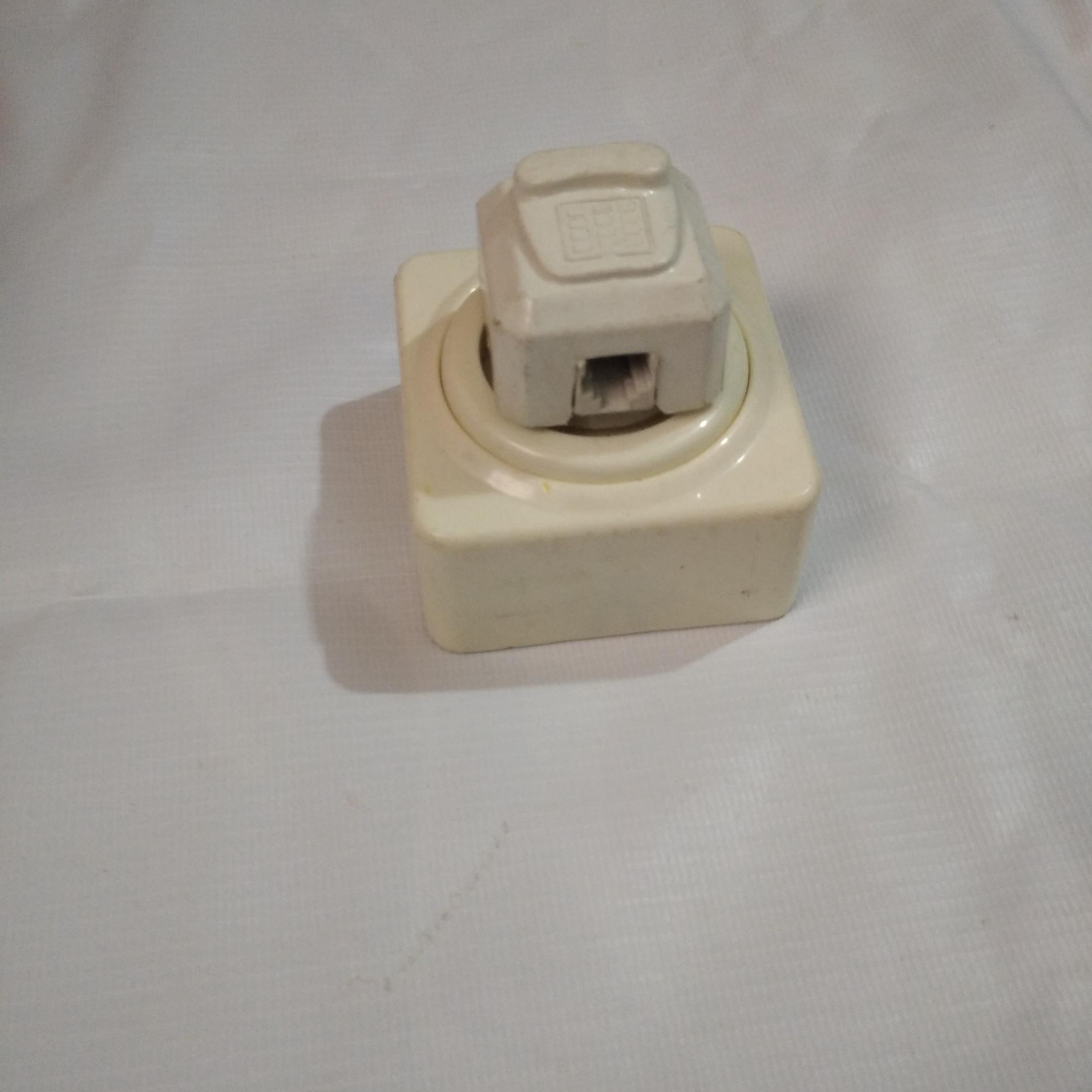 پریز دوشاخه تلفن