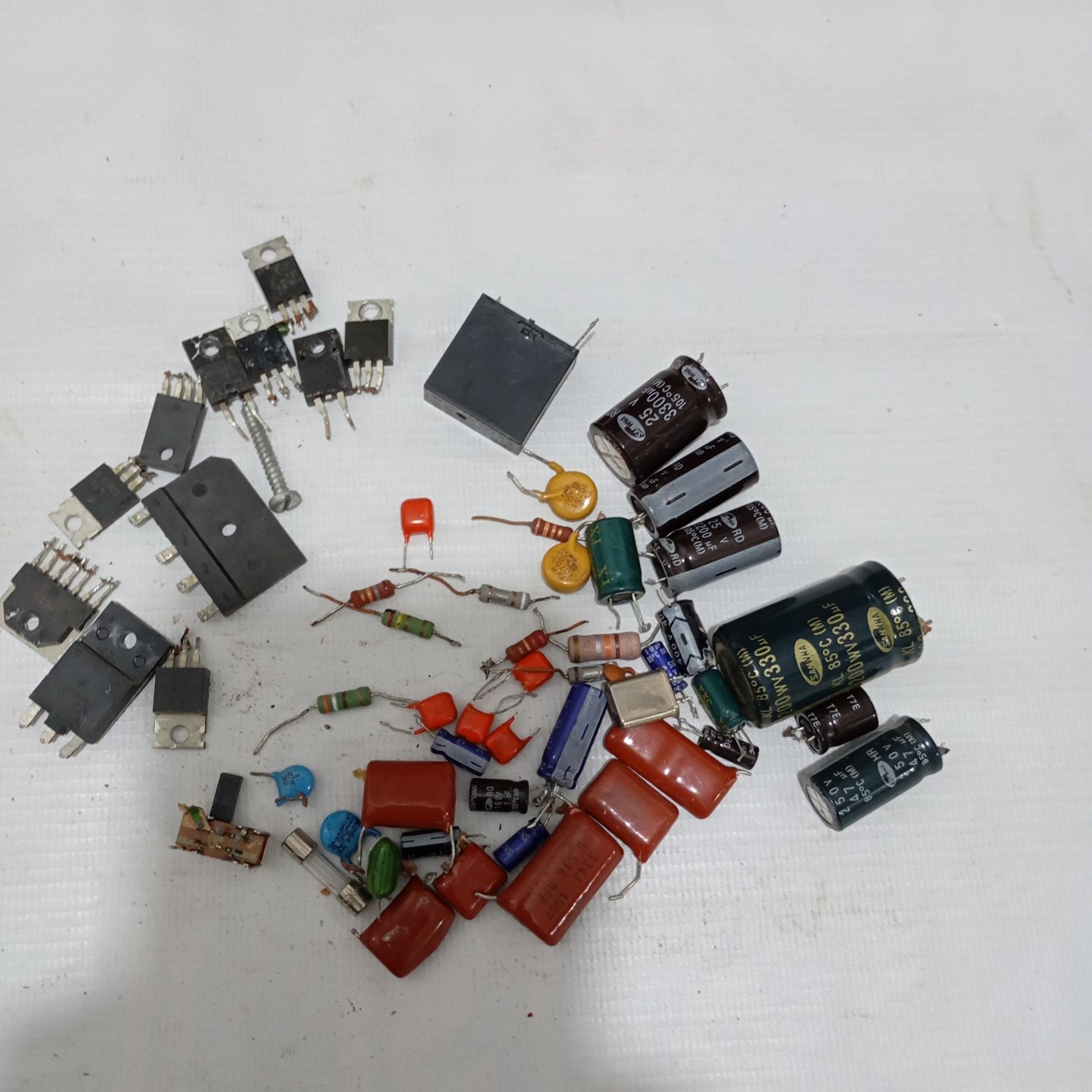 تعدادی خارزن و قطعات الکترونیکی