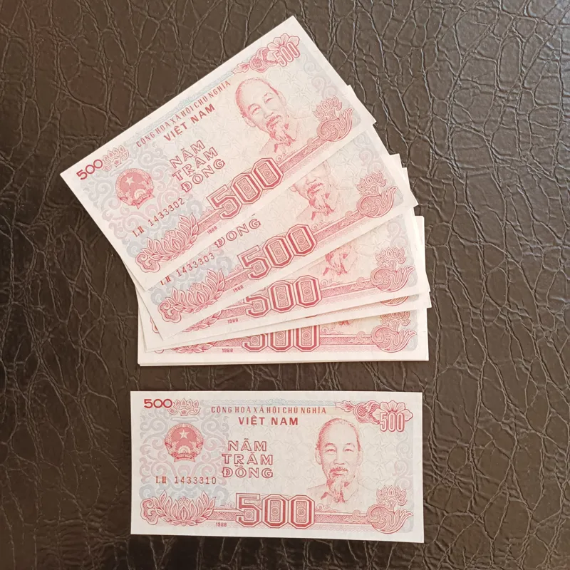 9 قطعه اسکناس 500 دانگ ویتنام پشت سر هم