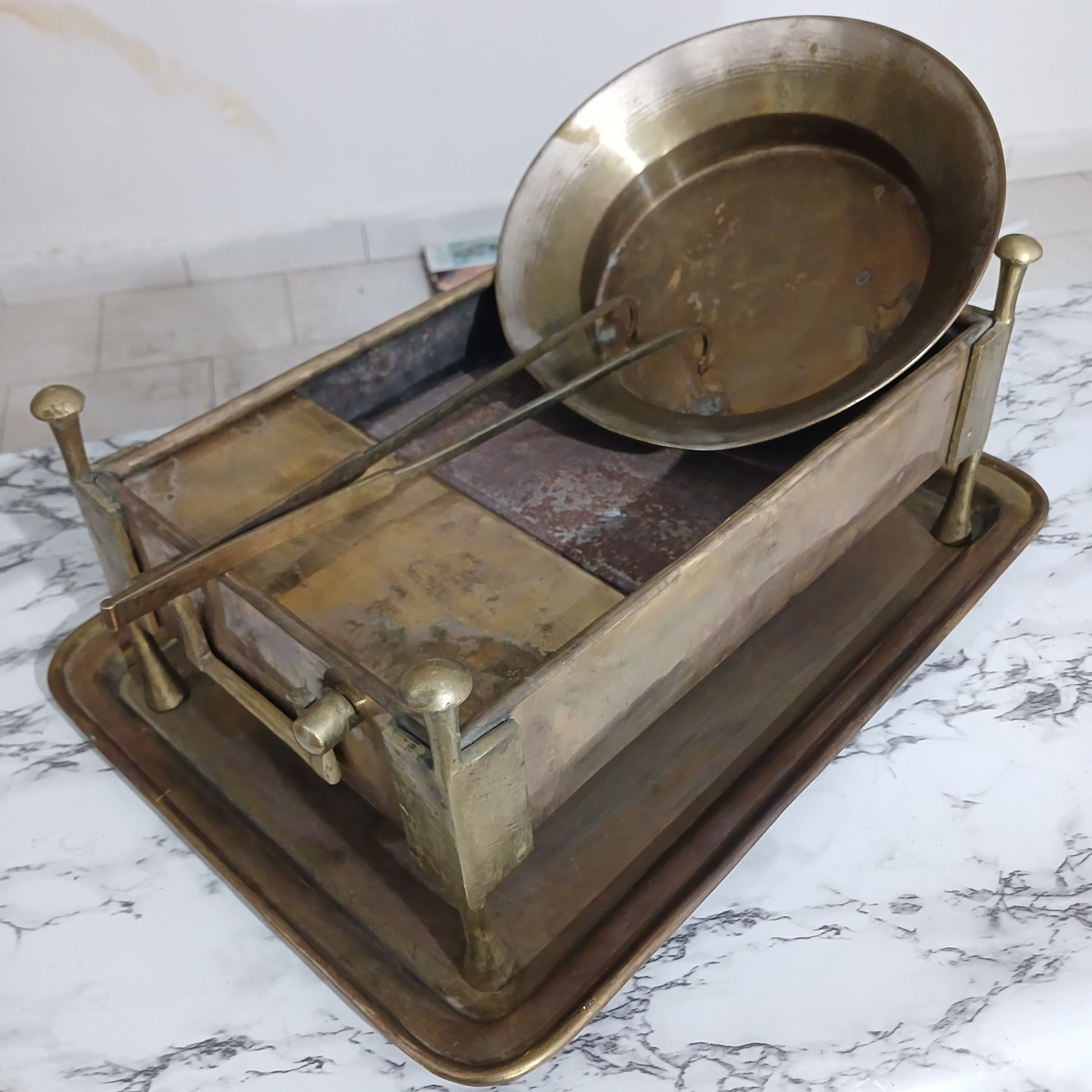 منقل قدیمی برنجی قاجاری با سینی، ظرف و گیره