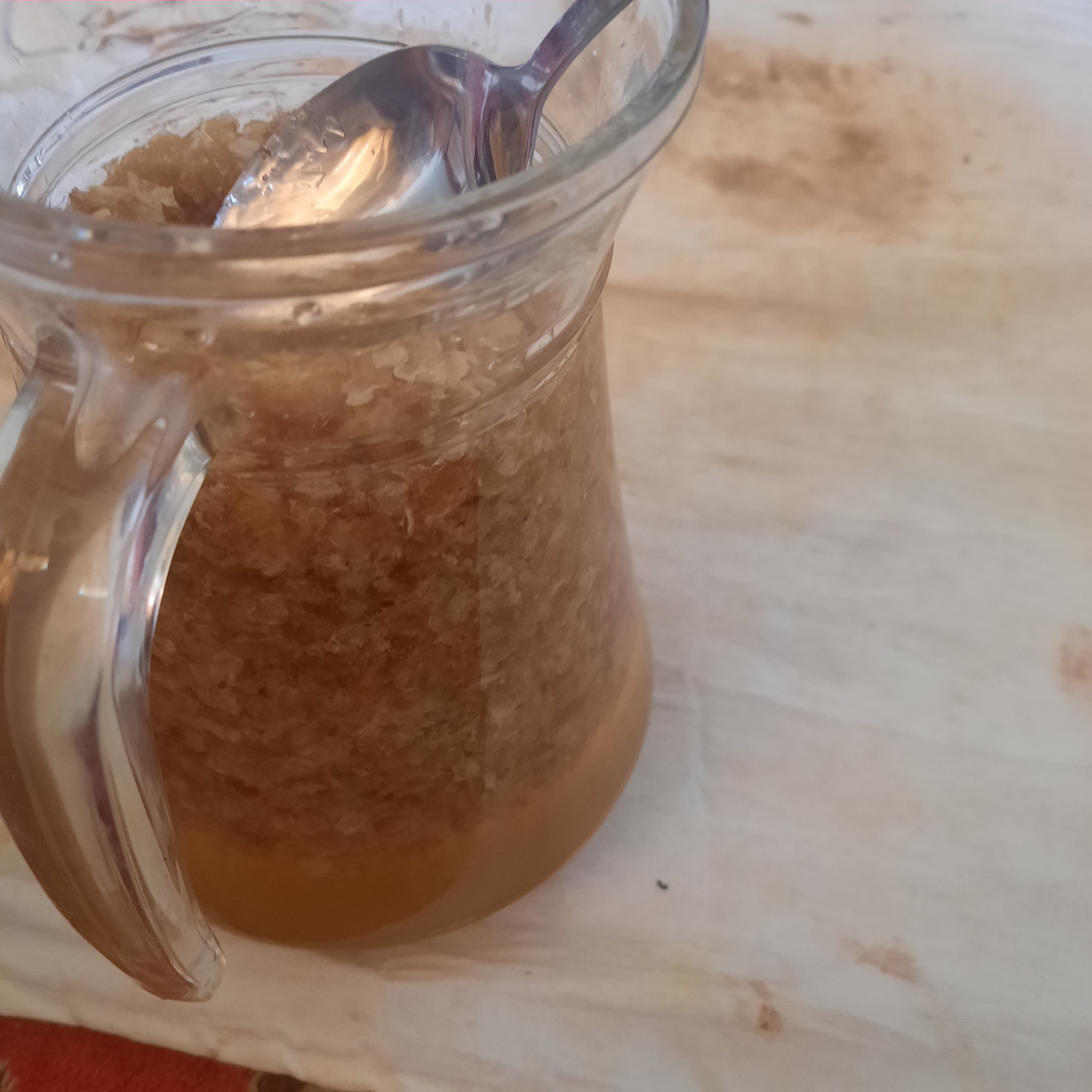 عسل با موم گز در حد عسل وحشی