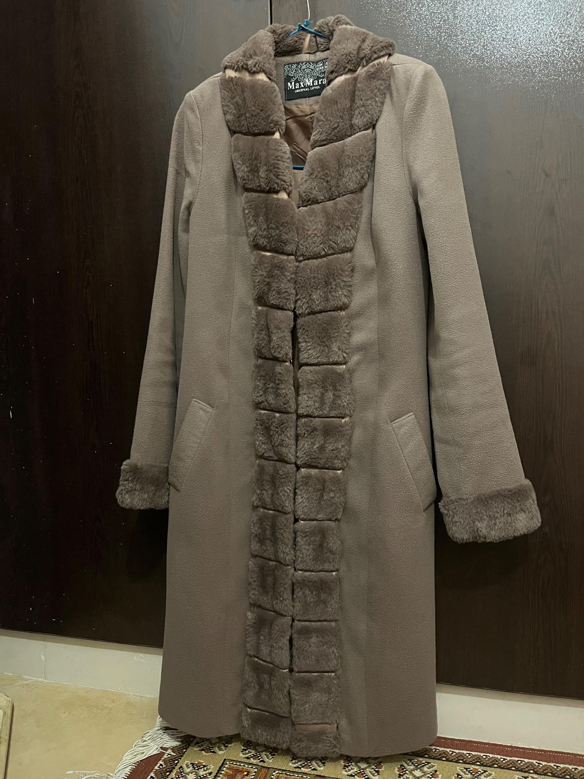 پالتو بسیار خوش ایست و تمیز در حد نو