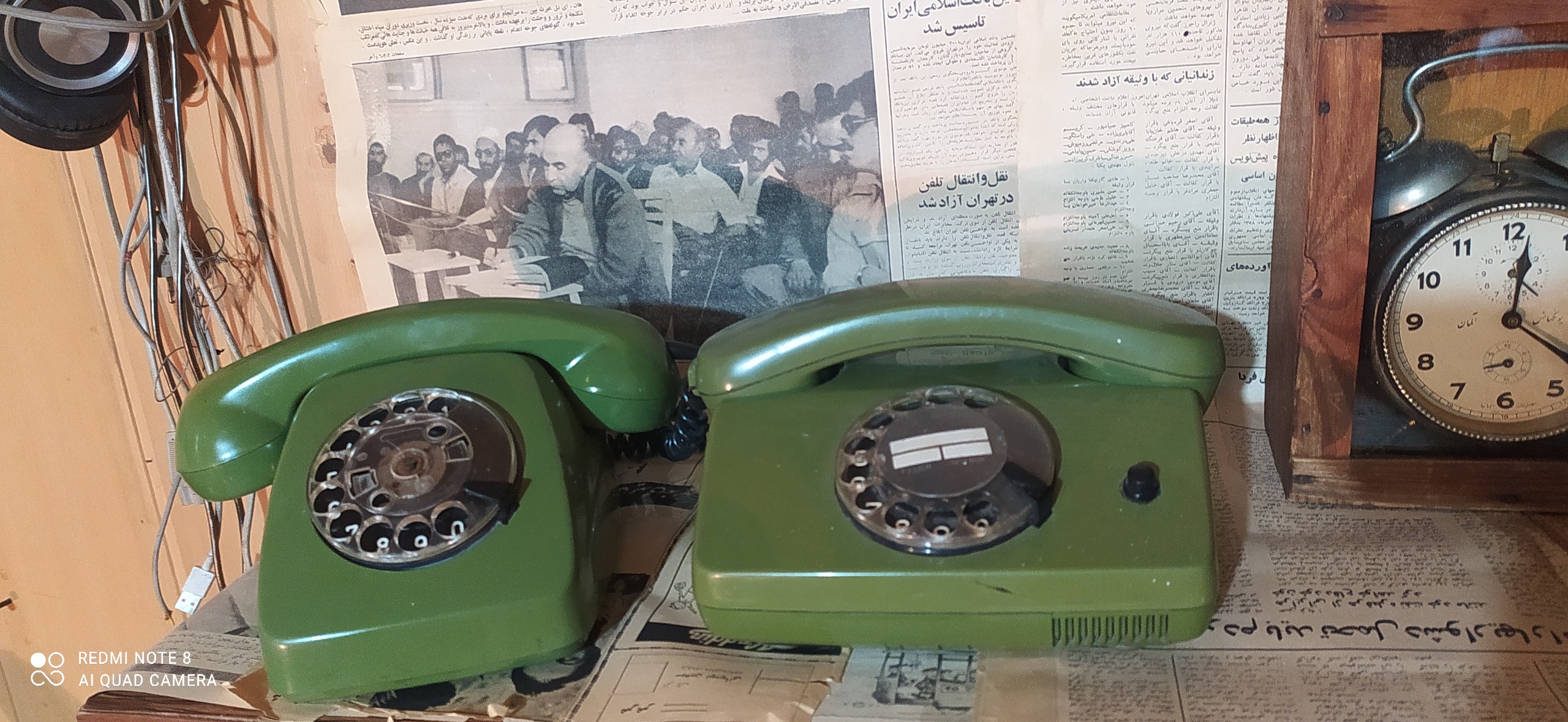 دو دستگاه تلفن قدیمی انگشتی و قورباغه ای