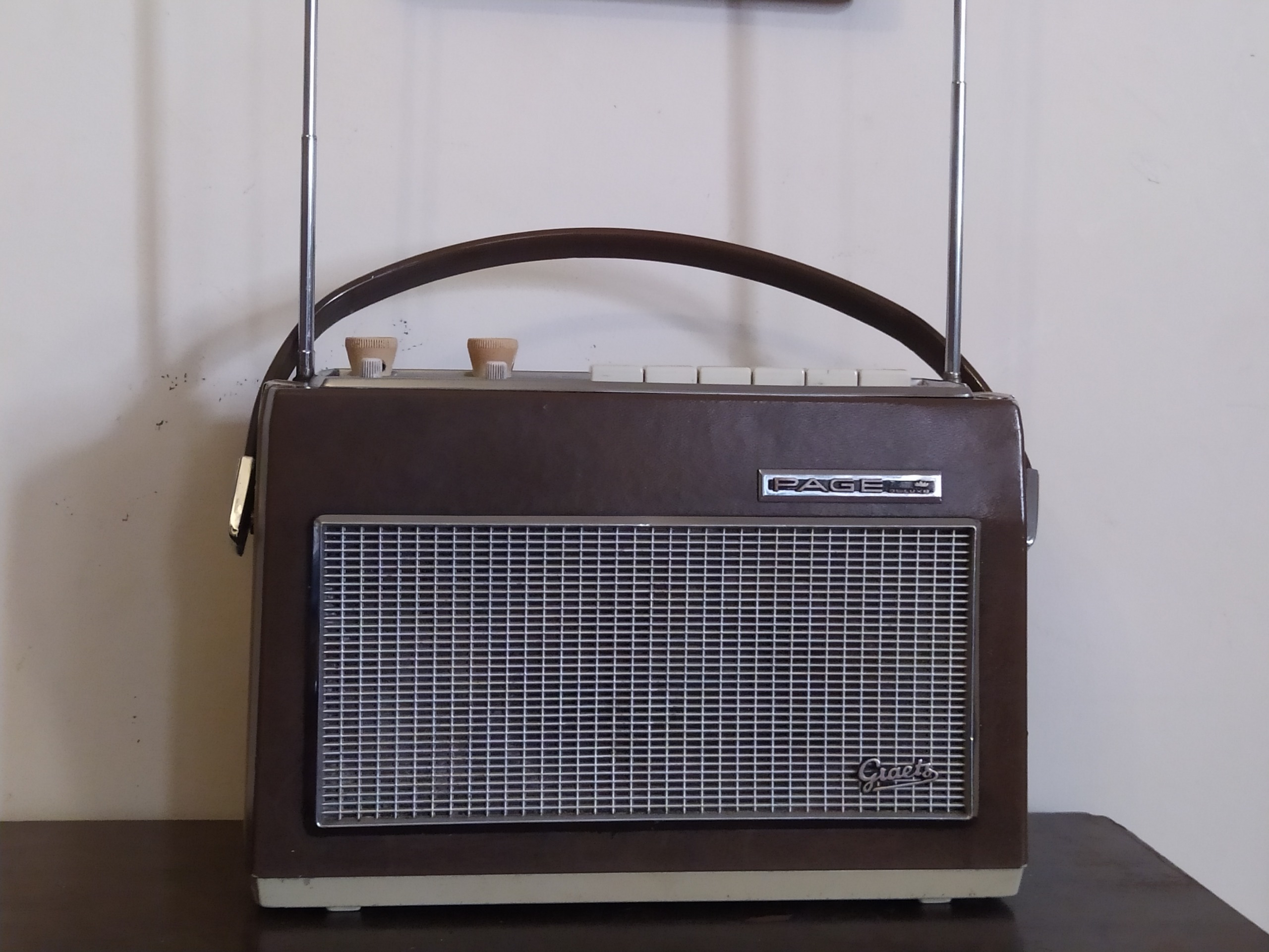 رادیو فوق کلکسیونی گراتز پگ سال ساخت 1962نایاب