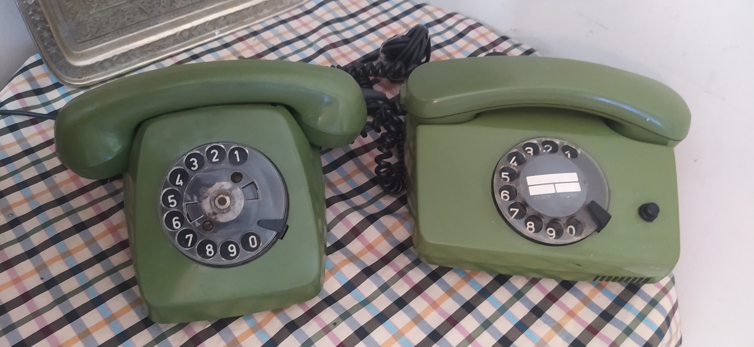 دو دستگاه تلفن بسیار تمیز قدیمی و نوستالجیک
