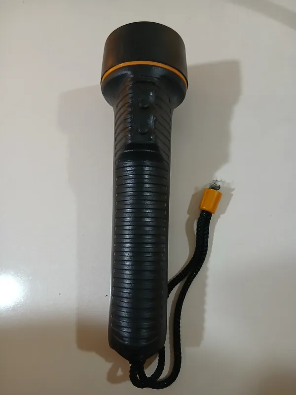 چراغ قوه بزرگ قدیمی با لامپ آکبند