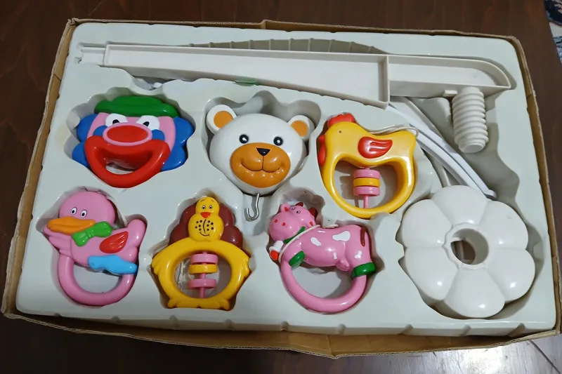 اسباب بازی بالای تخت کودک قدیمی