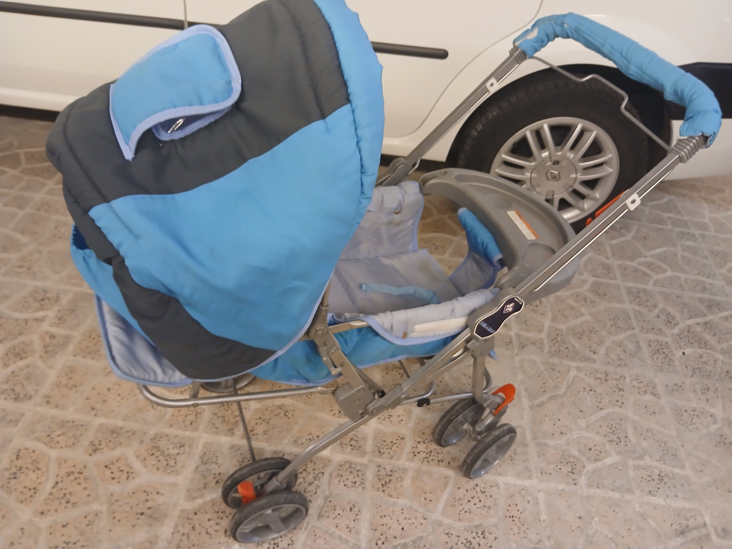 کالسکه کودک با جعبه