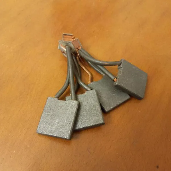 زغال دینام اصلی موتور سه چرخ یا بنز 190 ایتالیایی